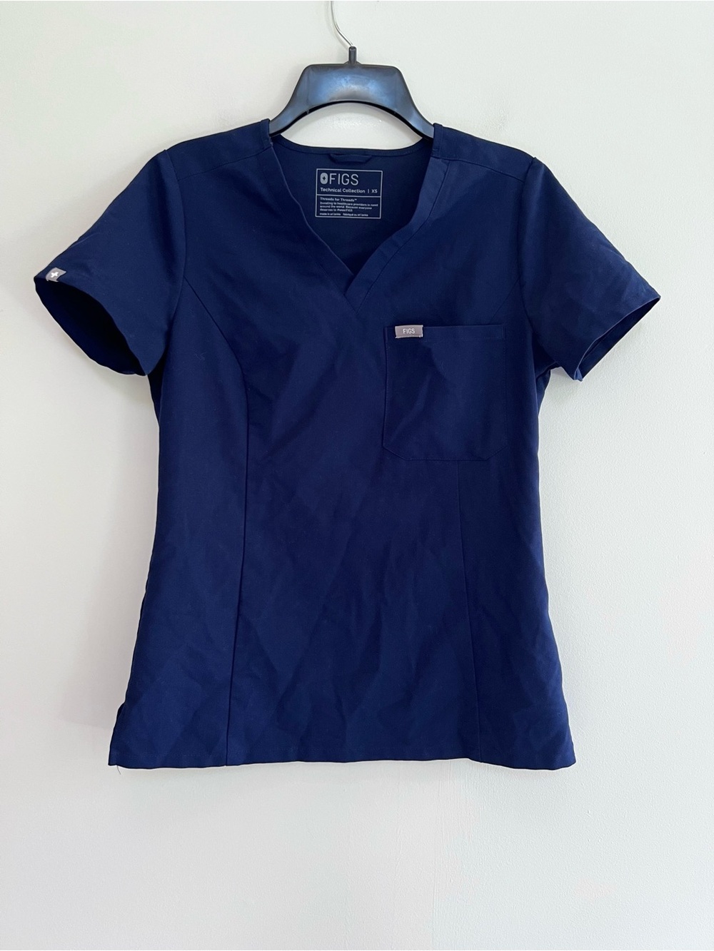FIGS Women's Catarina Slim One-Pocket Scrub Top in Navy Blue (PO#: 3395), XS